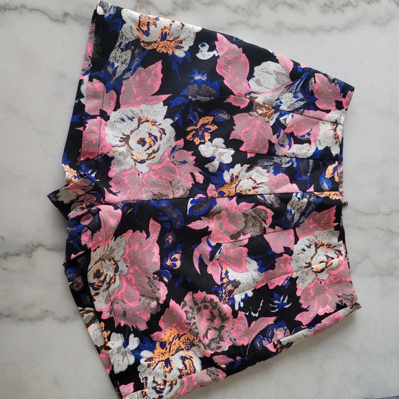 High waisted Floral shorts - Picture 2 of 4